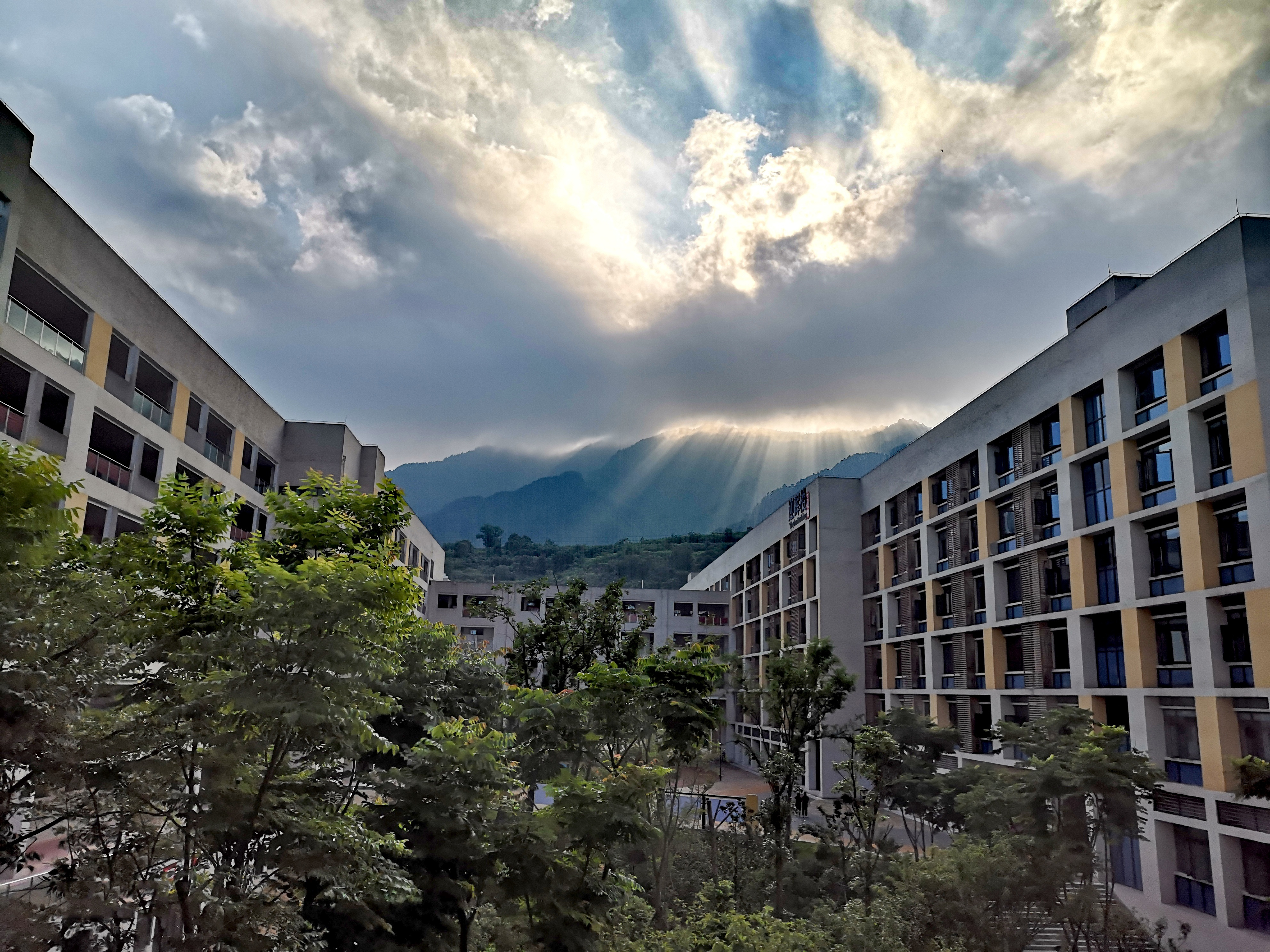 重庆哪所学校环境最好,重庆最美学校