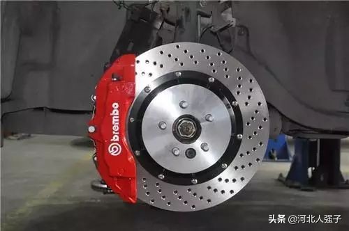 减速停车时先踩离合还是先踩刹车,减速时先踩离合器刹车