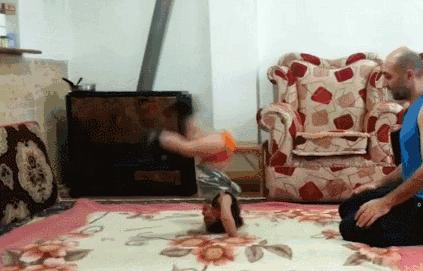 伊朗足球神童腹肌,6岁伊朗腹肌小男孩