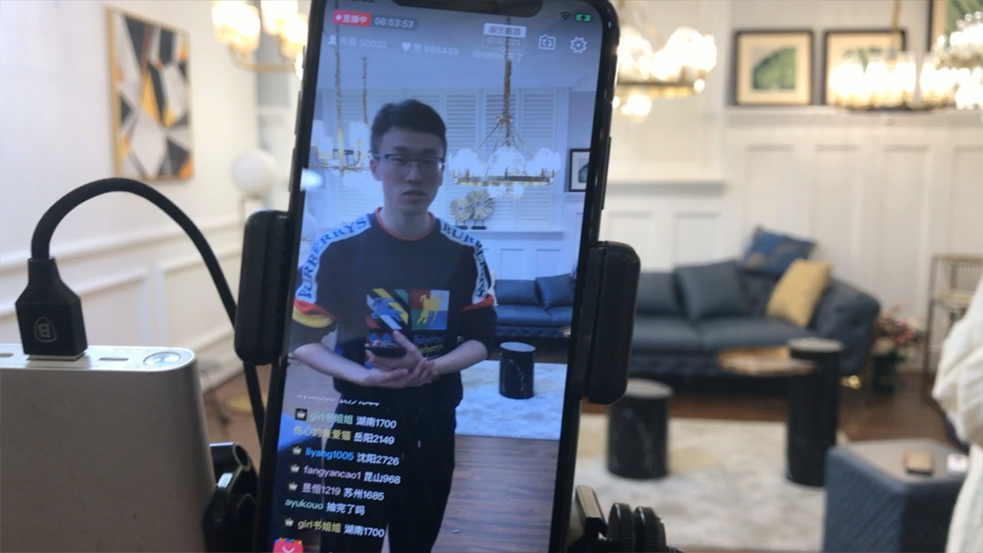 从客服做到主播,极有家灯具可靠吗