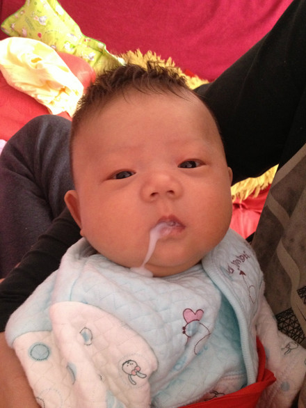 宝宝频繁溢奶怎么缓解,宝宝溢奶怎么办教你一招