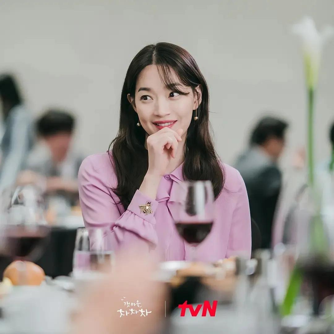 她被称韩国硬照女王，手握时尚圈顶级资源！网友：姐姐我可以