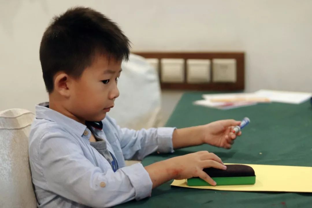 番薯汉桥夏令营进行时|书法剪纸绘画设计篮球和吃西瓜比赛