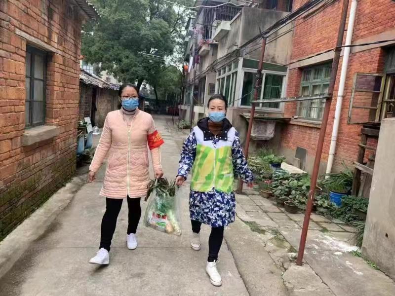 社区志愿者为隔离人员买菜,社区为居家隔离人员服务