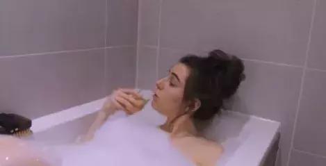 小姐姐晒出自己独居小屋后获赞无数！网友：我过的是什么日子？