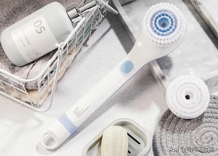 背部搓澡的方法,一个人搓澡怎么搓到后背