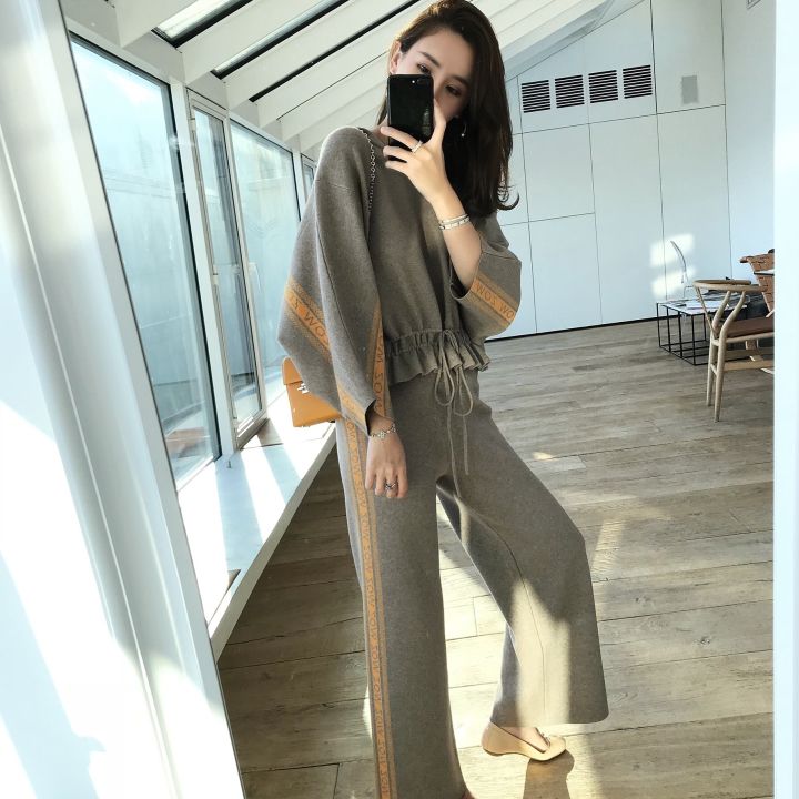 小姐姐的风情穿搭显得灵动而甜美,耐看型小姐姐气质穿搭职业装