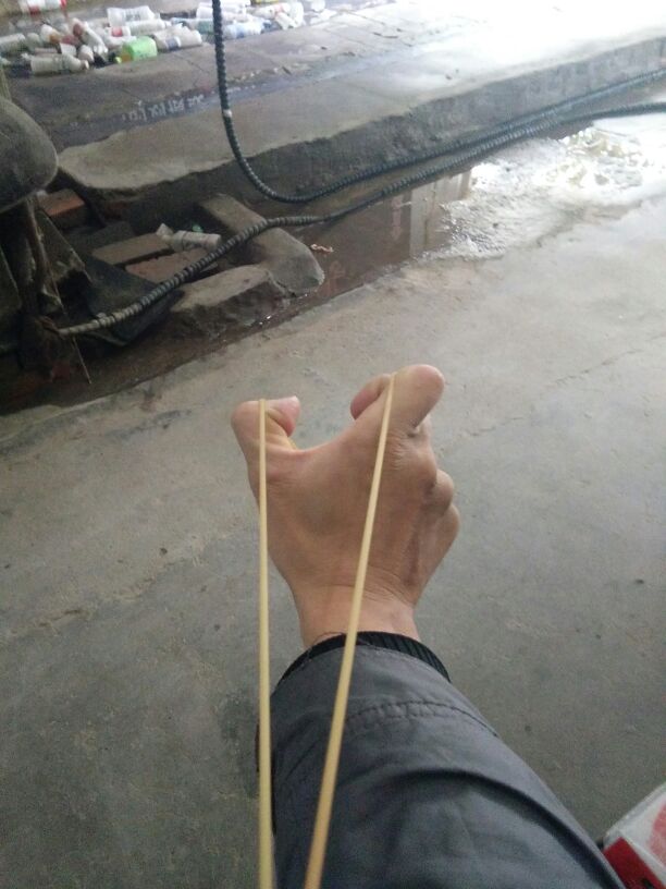 传统圆皮筋弹弓教学视频,原皮无架弹弓如何架手
