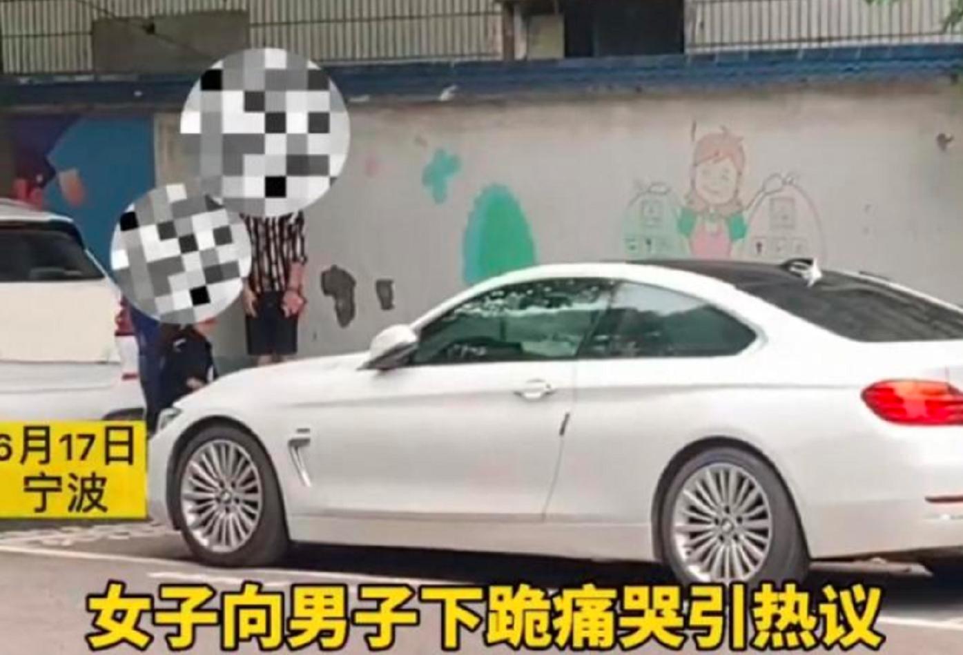 一女子当街跪求“宝马男”别分手，疑似女子出轨，网友：不可原谅