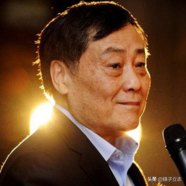 他从不隐藏厌恶愤懑和内心强悍。他是冒险狂、大戏的主角和孤独者