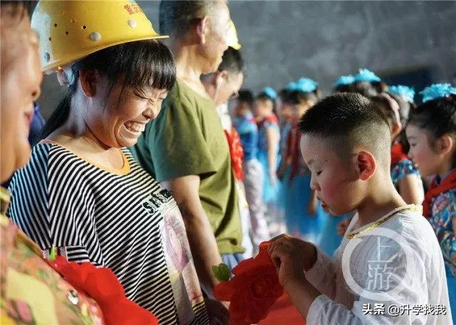 凭什么？开学第一天，重庆这所学校就火上了人民日报