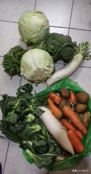 看武汉朋友晒20斤一包的团购菜对比,网友不淡定了,你家的怎样?
