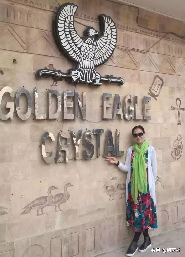 大妈旅游拍照姿势大全高级感,中国大妈旅游团拍照