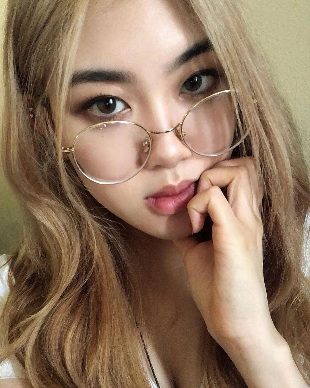 lisa和rosie秀恩爱,lisa与rosa在直播间接吻