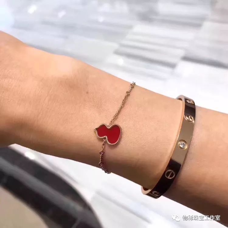 72岁女虎本命年戴什么首饰最好,本命年戴什么珠宝手链