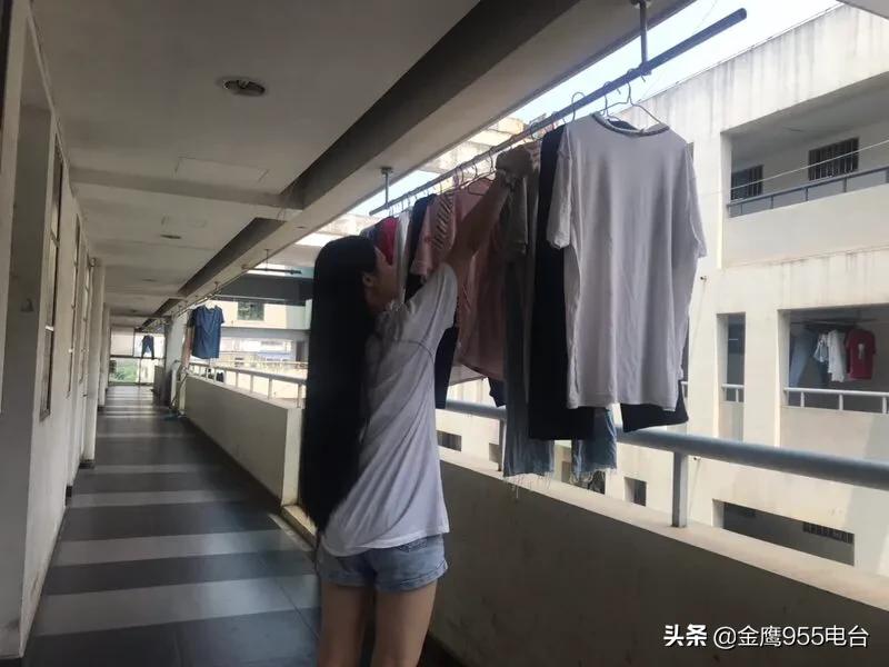 变态男！光天化日下频偷长沙一小区女性贴身内衣裤