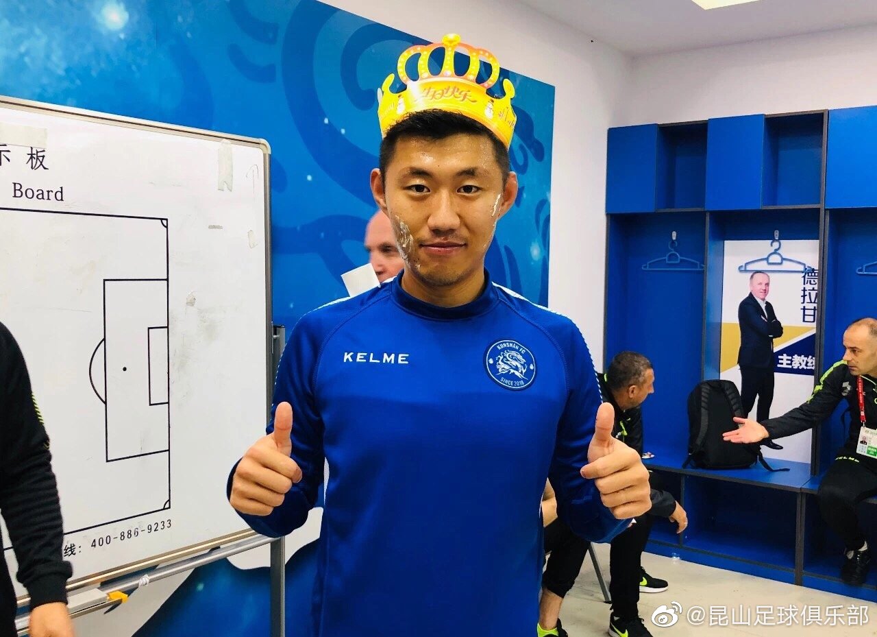 曾入选全运会却伤退也曾踢过沙足上过综艺大学毕业再战职业联赛