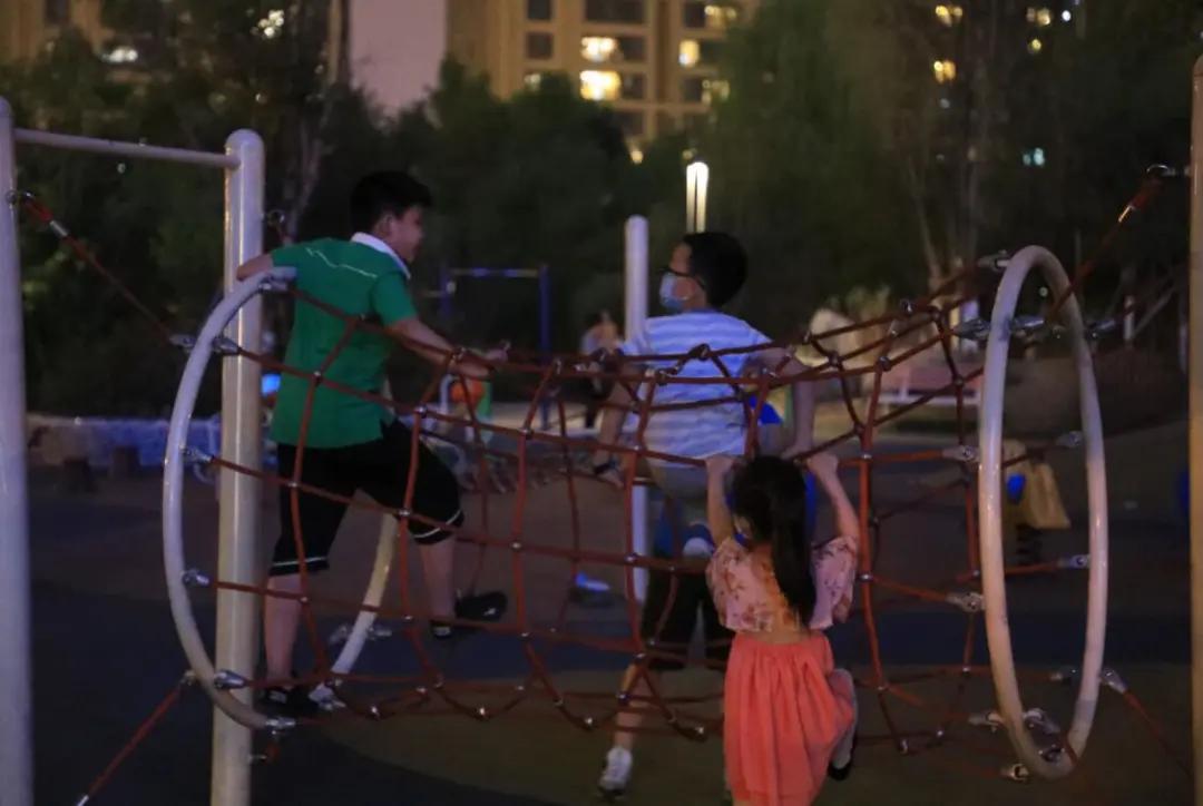 “当当......”快上车，成都的夜生活开始了