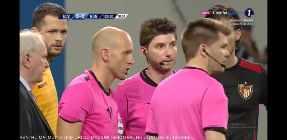 球迷*力暴**！裁判阿诺德·亨特在比赛中被照明弹射和打火机击中