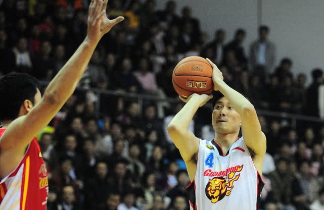 广东宏远在国家队为队友出头,广东宏远男篮拿过几次cba冠军