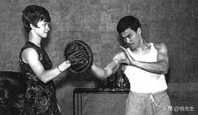 霍金年轻时帅气的照片,霍金年轻时帅照