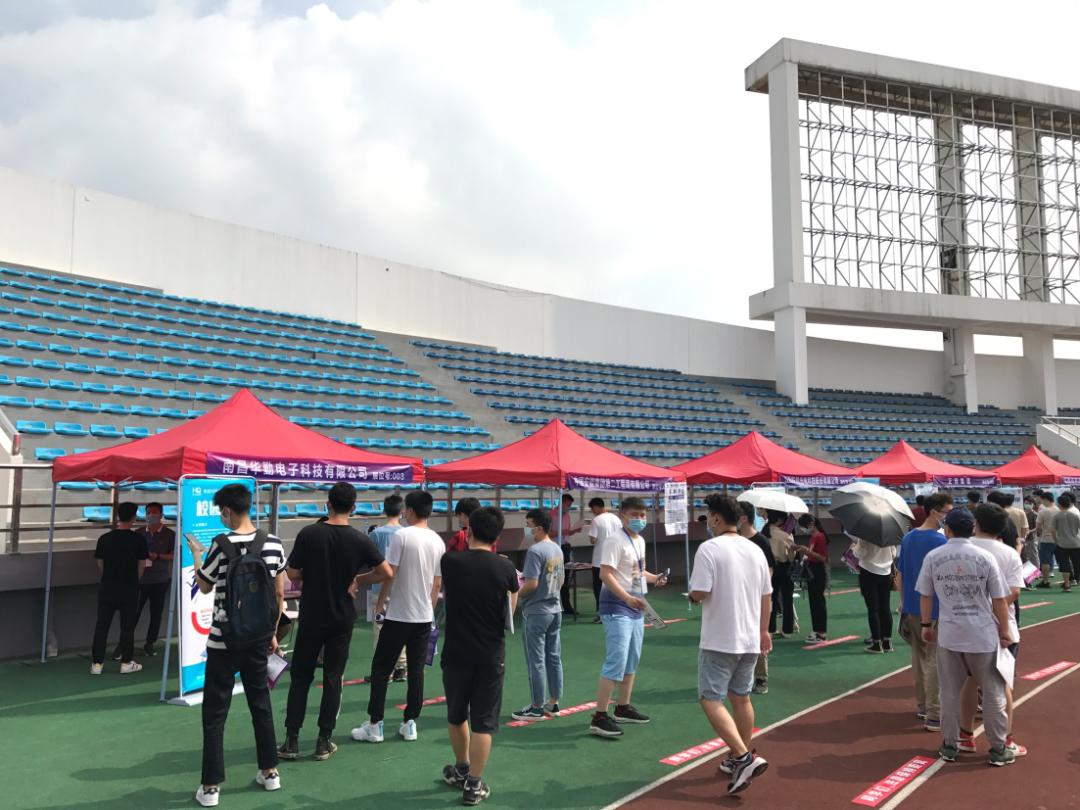 线上聊天vs线下见面,线上聊天vs线下见面哪个更好