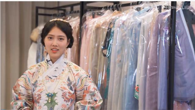 加拿大华裔白富美收藏上百套汉服，一把扇子就2万多，像神仙姐姐