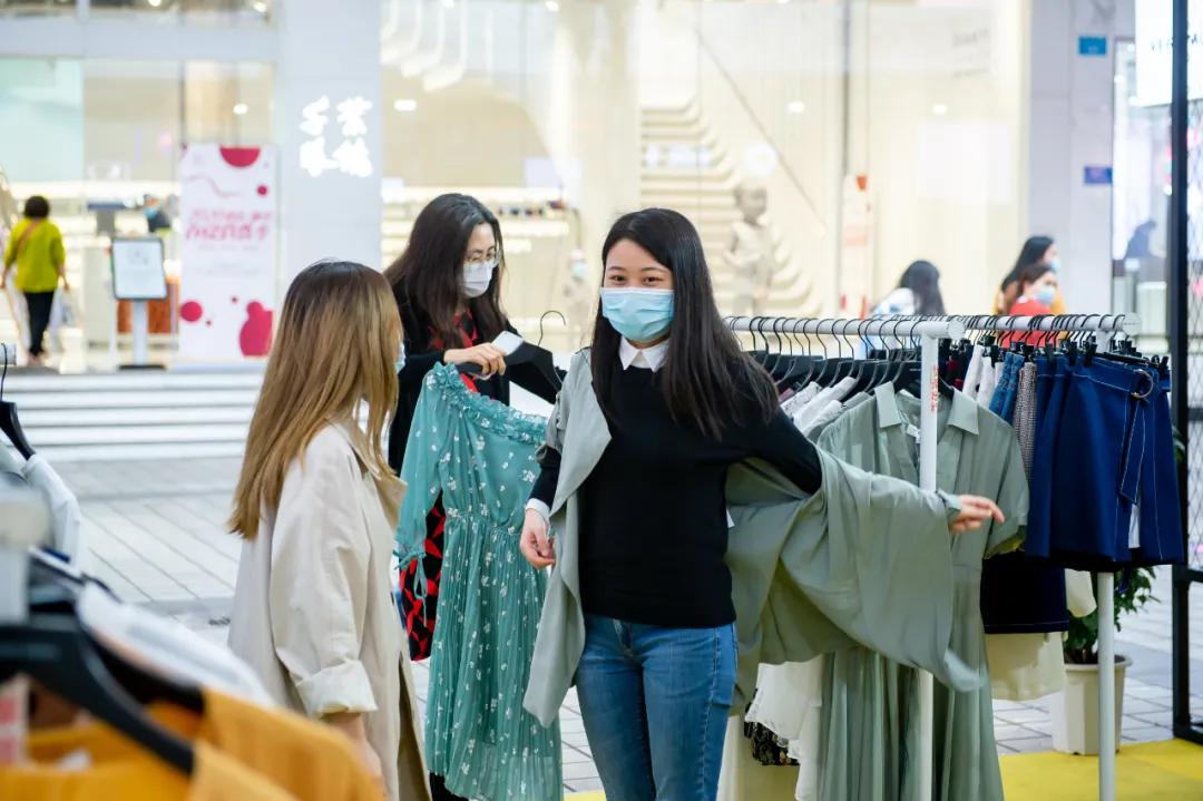 渝中周末市集,周末逛市集看潮雕秀