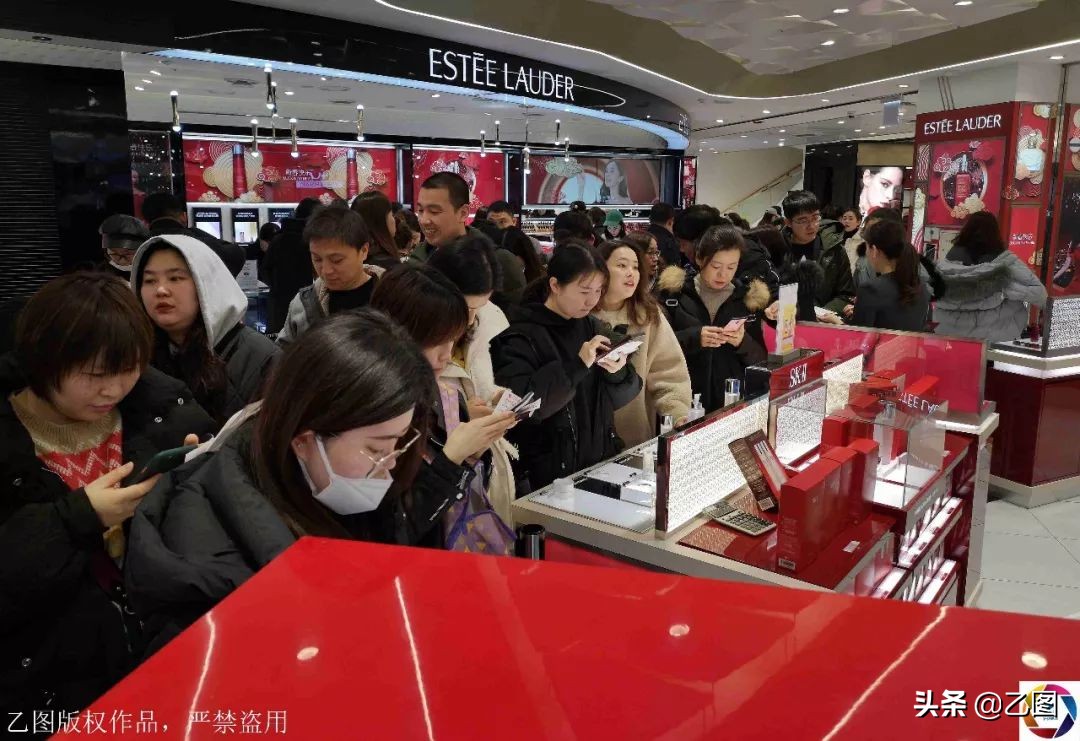 中国游客挤爆韩国免税店,中国游客时隔9月再现韩国免税店