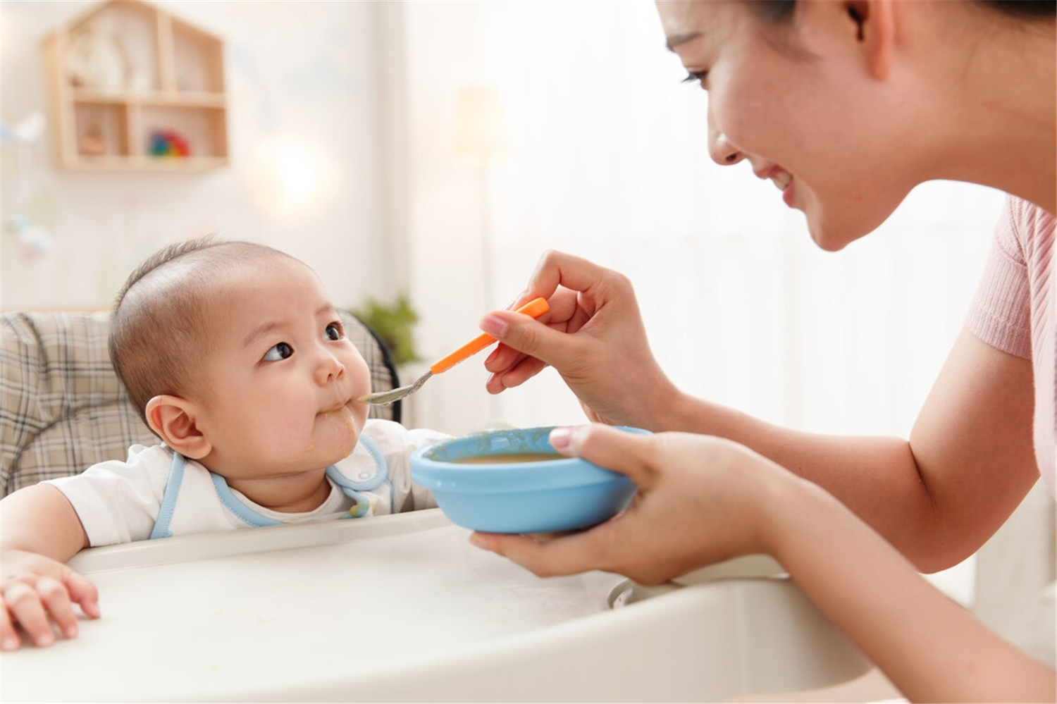添加辅食后宝宝不爱喝水,宝宝添加辅食后不爱喝奶怎么办