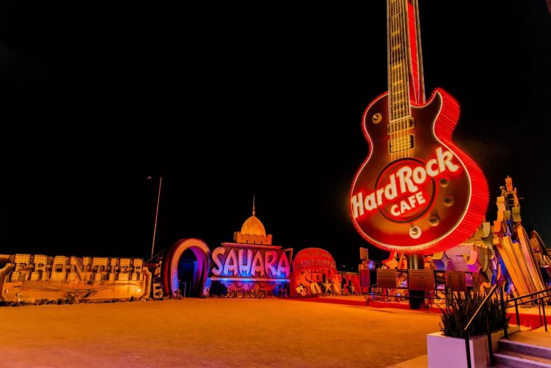 你看这把吉他辣么大，快把它拍下来