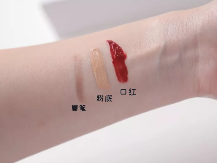 邓紫棋推荐的补水步骤 (邓紫棋使用什么粉底色好)