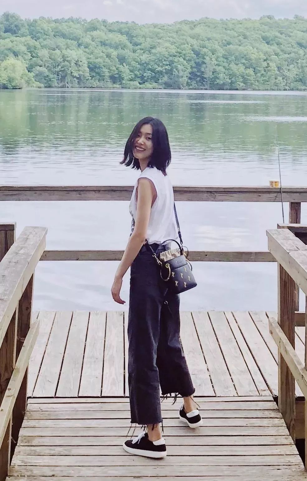 会背水桶包的人,会背奢侈品包包