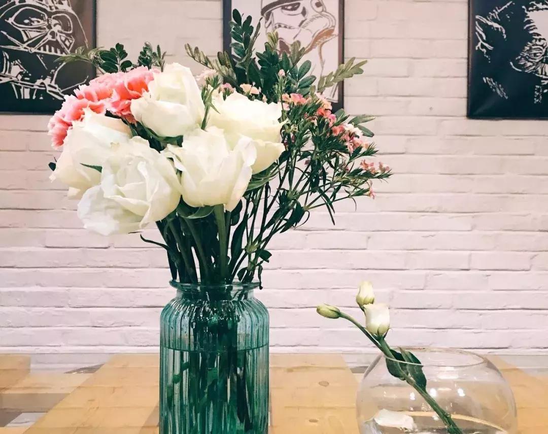 三四线开花店如何赚钱 (开花店一个月能赚两三千吗)