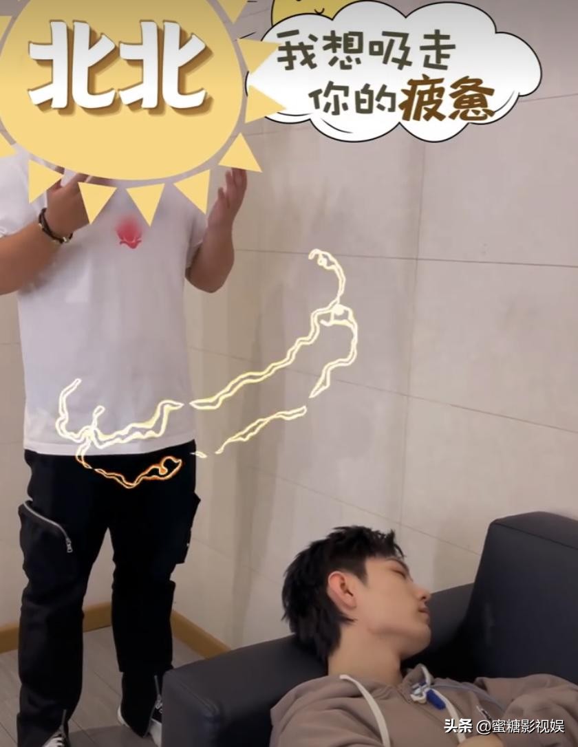 肖战睡觉曝光平坦腹部，工作人员2句话表白戳中粉丝心声：看哭了