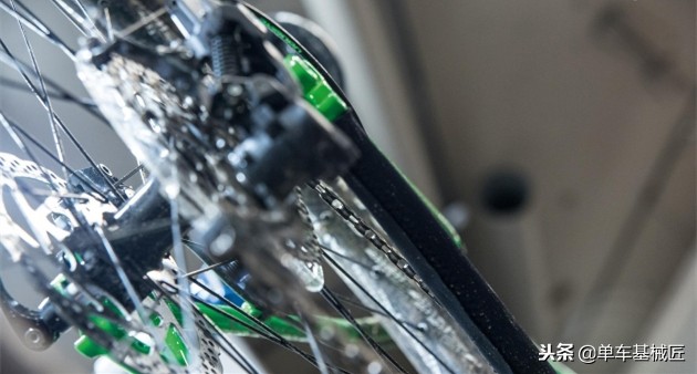 你是直男，万一弯了，那就真的弯了……但是尾钩不同，还可以掰直