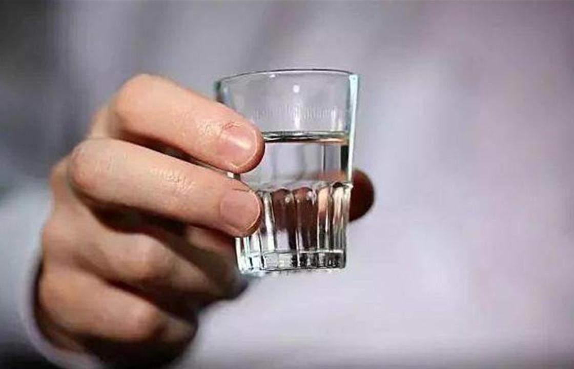 没钱喝什么威士忌,没钱喝什么酒