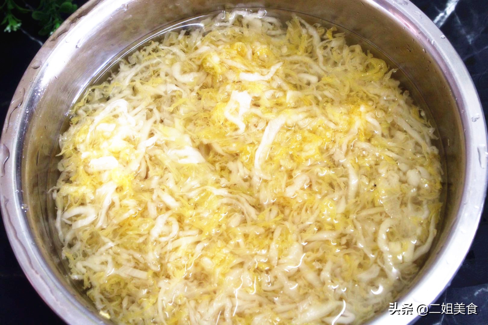 炖酸菜用不用先炒一下,炖酸菜要不要盖盖子