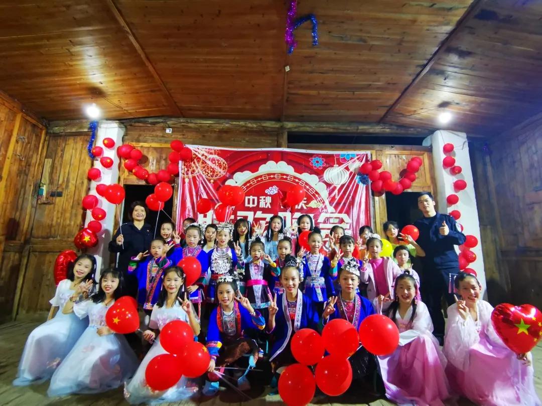 致敬奉献在一线的警务人员,致敬在偏远山区支教工作者