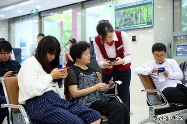 为什么银行人追着你办信用卡,为什么银行的人追着你办信用卡