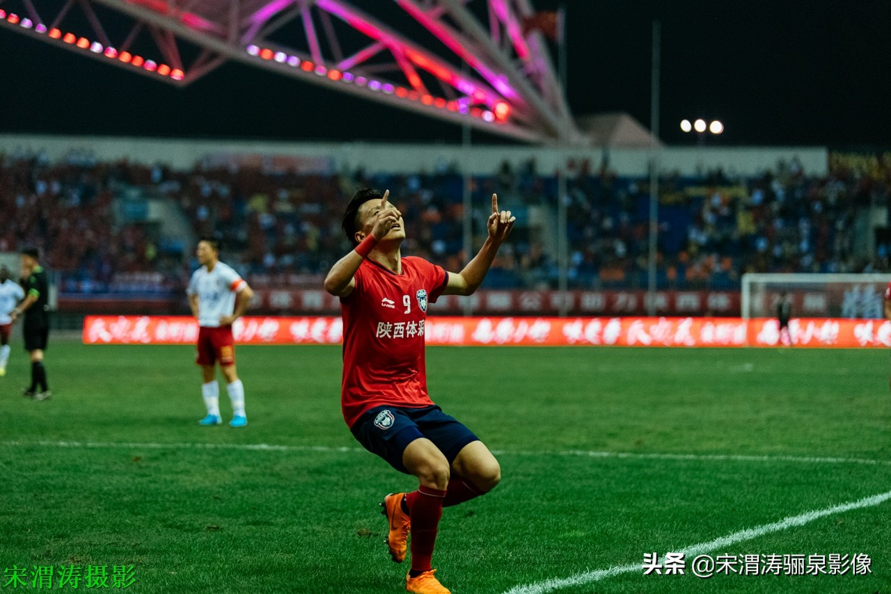 他有意识，脚下的控球和突破技术，任意球出色，左脚打门力量奇大