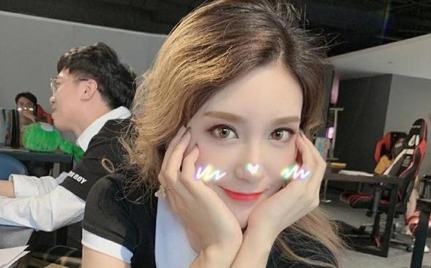 惊爆英雄联盟女解说逆天工资，比心游戏陪玩小姐姐都不敢相信