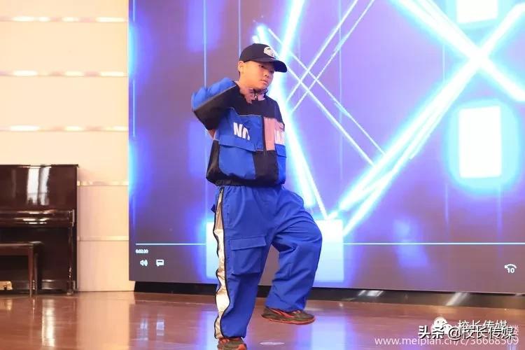 学校因足球而精彩,学校因学生而骄傲