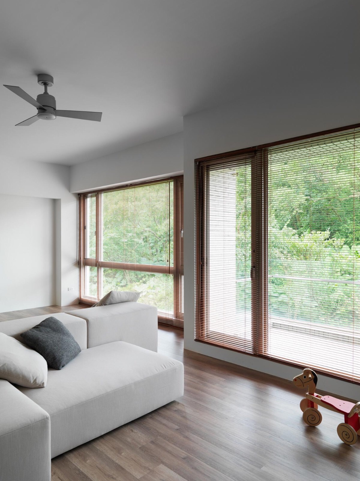 进门左手厨房餐厅客厅一体长方形,现代轻奢装修风格餐厅厨房一体