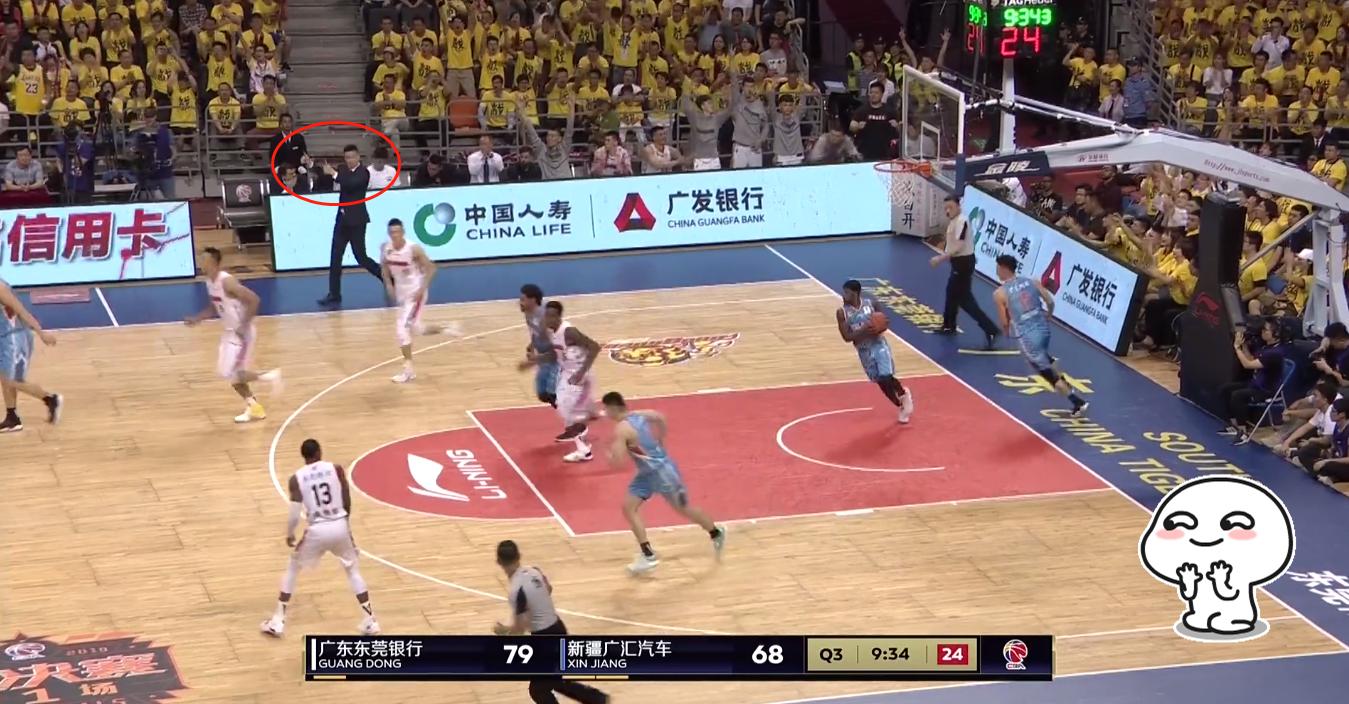 主教练在场边喊什么,主教练在场边作用大吗