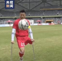 踢足球射门帅气视频,足球场上狂奔的男子