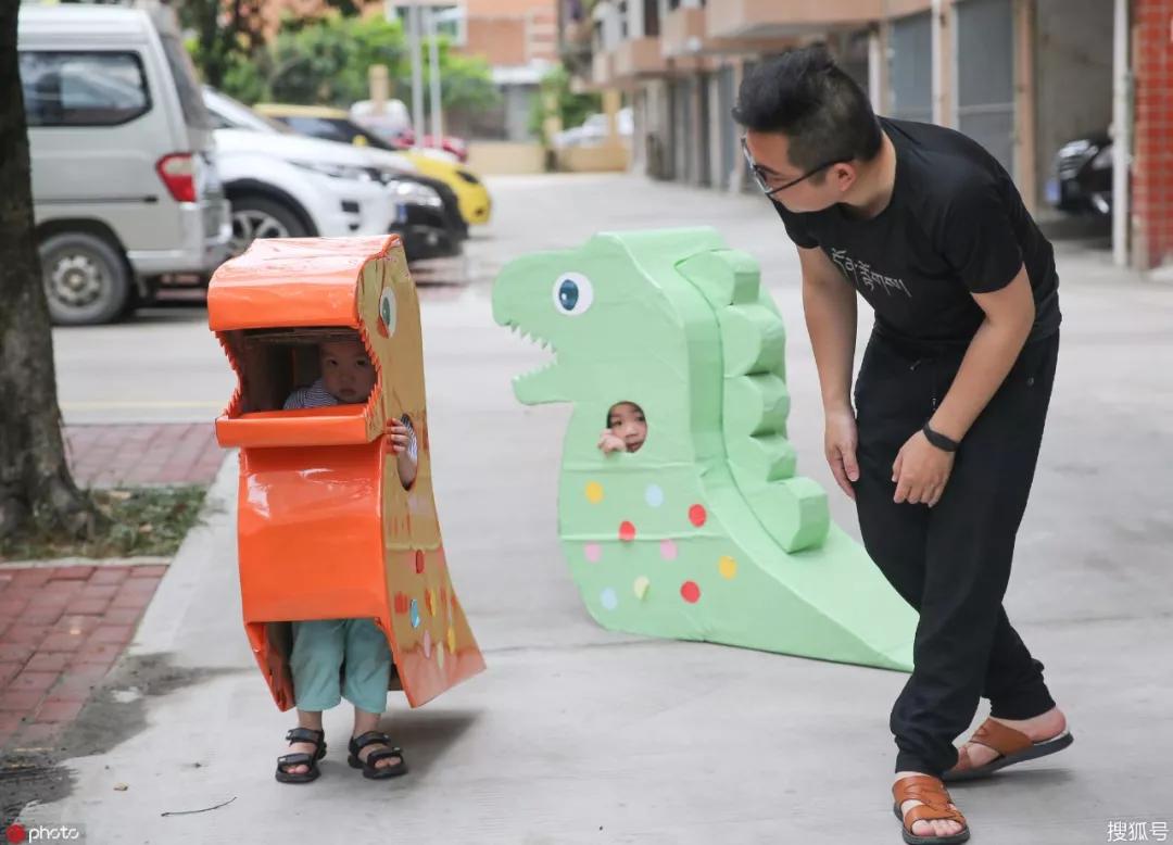 爸爸带娃搞笑名场面看一遍笑一遍,高龄宝爸用背带带娃的搞笑视频