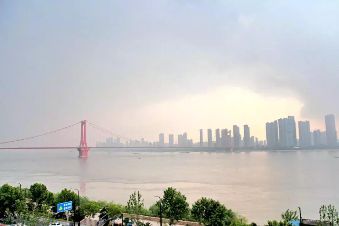 武昌这所低调的大学坐拥一线江景，教学楼窗外就是黄鹤楼