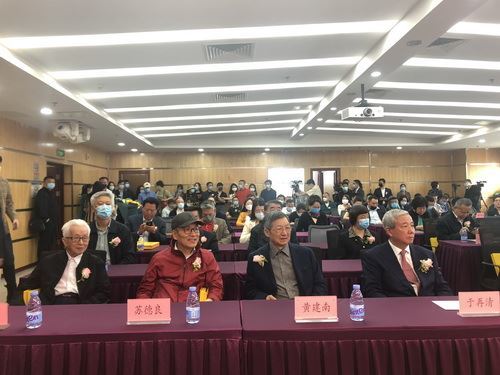 用画笔架起沟通桥梁“一带一路”人文与自然之美黄建南艺术展开幕