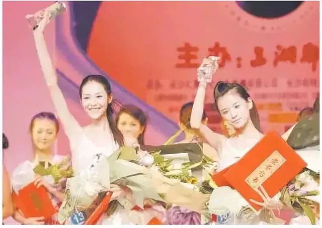 刘雯一年参加了几场时装周,刘雯时隔三年再登秀场气势依旧